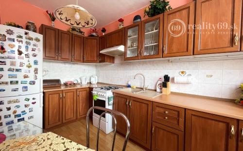 REZERVOVANÉ - ŤAHANOVCE - PEKNÝ 4 IZBOVÝ BYT 82 M2 PO ČIASTOČNEJ REKONŠTRUKCII.