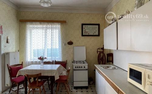 REZERVOVANÉ - KECHNEC - RODINNÝ DOM NA VÝBORNOM MIESTE, POZEMOK 1404 M2.