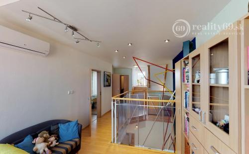 JUH - BREZOVÁ 5 - IZBOVÝ NADŠTANDARTNÝ MEZONET 170 M2 SO ZARIADENÍM.