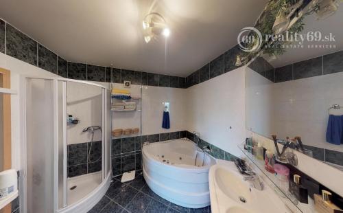 JUH - BREZOVÁ 5 - IZBOVÝ NADŠTANDARTNÝ MEZONET 170 M2 SO ZARIADENÍM.