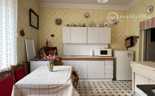 REZERVOVANÉ - KECHNEC - RODINNÝ DOM NA VÝBORNOM MIESTE, POZEMOK 1404 M2.