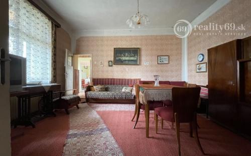 REZERVOVANÉ - KECHNEC - RODINNÝ DOM NA VÝBORNOM MIESTE, POZEMOK 1404 M2.