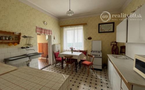 REZERVOVANÉ - KECHNEC - RODINNÝ DOM NA VÝBORNOM MIESTE, POZEMOK 1404 M2.