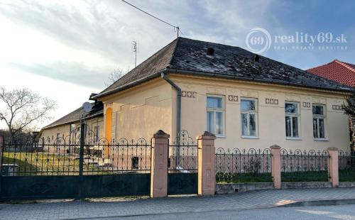 REZERVOVANÉ - KECHNEC - RODINNÝ DOM NA VÝBORNOM MIESTE, POZEMOK 1404 M2.