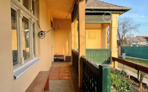 REZERVOVANÉ - KECHNEC - RODINNÝ DOM NA VÝBORNOM MIESTE, POZEMOK 1404 M2.