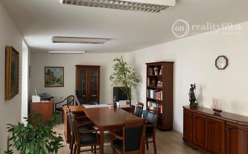 STARÉ MESTO -  FLORIÁNSKA - PEKNÁ KANCELÁRIA S KUCHYNKOU, SKLADOM A WC.