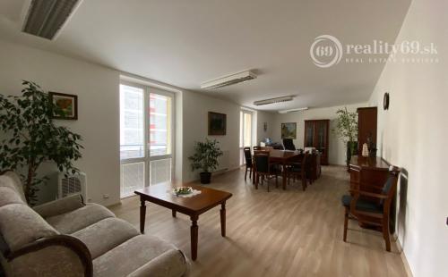 STARÉ MESTO -  FLORIÁNSKA - PEKNÁ KANCELÁRIA S KUCHYNKOU, SKLADOM A WC.