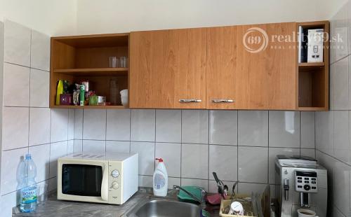 STARÉ MESTO -  FLORIÁNSKA - PEKNÁ KANCELÁRIA S KUCHYNKOU, SKLADOM A WC.