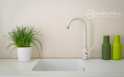 CENTRUM MESTA - LUXUSNÉ MODERNÉ APARTMÁNY FLORIÁNSKA KOMPLETNE ZARIADENÉ.