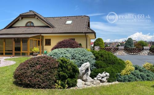 MYSLAVA - NOVÁ CENA - LUXUSNÁ 5 IZBOVÁ VILA S NÁDHERNÝM POZEMKOM PRE NÁROČNÉHO KLIENTA.