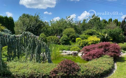 MYSLAVA - NOVÁ CENA - LUXUSNÁ 5 IZBOVÁ VILA S NÁDHERNÝM POZEMKOM PRE NÁROČNÉHO KLIENTA.