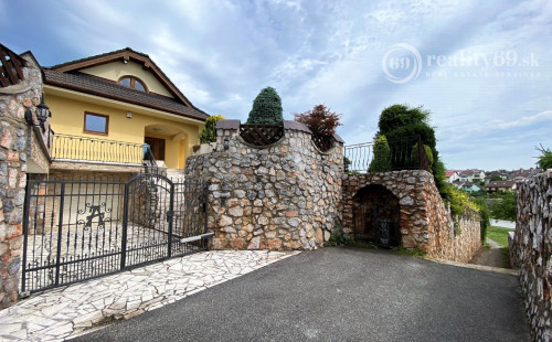 MYSLAVA - NOVÁ CENA - LUXUSNÁ 5 IZBOVÁ VILA S NÁDHERNÝM POZEMKOM PRE NÁROČNÉHO KLIENTA.