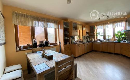 MYSLAVA - NOVÁ CENA - LUXUSNÁ 5 IZBOVÁ VILA S NÁDHERNÝM POZEMKOM PRE NÁROČNÉHO KLIENTA.