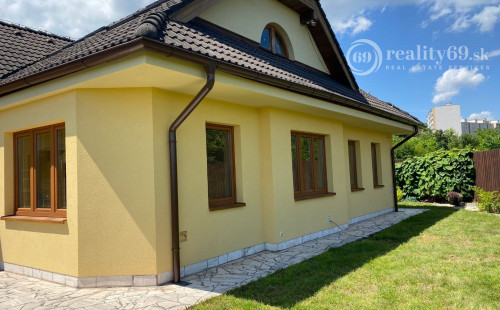 MYSLAVA - NOVÁ CENA - LUXUSNÁ 5 IZBOVÁ VILA S NÁDHERNÝM POZEMKOM PRE NÁROČNÉHO KLIENTA.