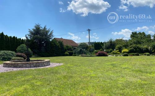 MYSLAVA - NOVÁ CENA - LUXUSNÁ 5 IZBOVÁ VILA S NÁDHERNÝM POZEMKOM PRE NÁROČNÉHO KLIENTA.