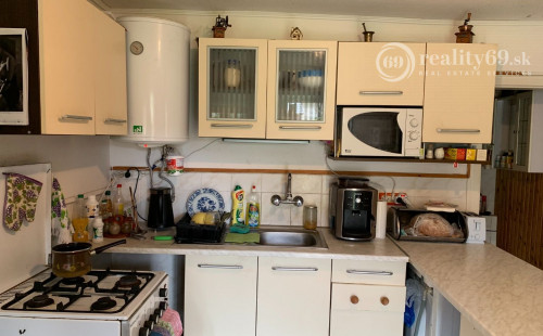 REZERVOVANÉ - MAĎARSKO - VIZSOLY ZATEPLENÝ 3 IZBOVÝ RODINNÝ DOM S GARÁŽOU A PEKNÝM POZEMKOM.