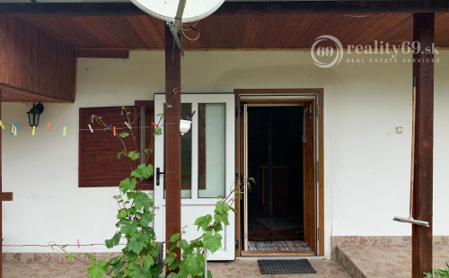 REZERVOVANÉ - MAĎARSKO - VIZSOLY ZATEPLENÝ 3 IZBOVÝ RODINNÝ DOM S GARÁŽOU A PEKNÝM POZEMKOM.