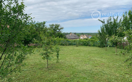 REZERVOVANÉ - MAĎARSKO - VIZSOLY ZATEPLENÝ 3 IZBOVÝ RODINNÝ DOM S GARÁŽOU A PEKNÝM POZEMKOM.