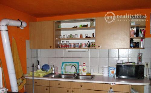 MAĎARSKO - FONY 2 IZBOVÝ RODINNÝ DOM S PEKNÝM POZEMKOM.