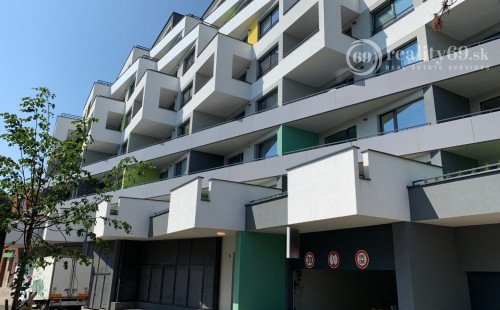 STARÉ MESTO - STROJÁRENSKÁ NOVOSTAVBA 1 IZBOVÝ MODERNÝ KOMPLETNE ZARIADENÝ TEHLOVÝ BYT.