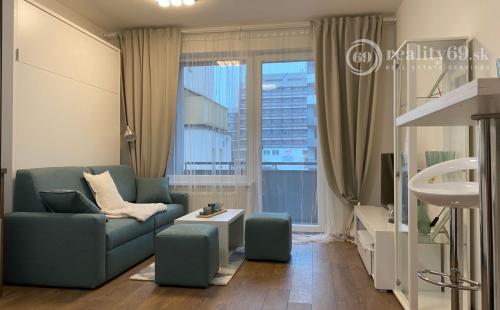 STARÉ MESTO - STROJÁRENSKÁ NOVOSTAVBA 1 IZBOVÝ MODERNÝ KOMPLETNE ZARIADENÝ TEHLOVÝ BYT.