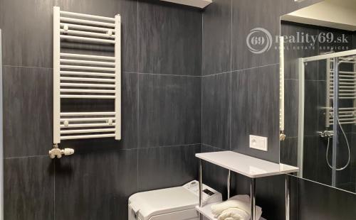 STARÉ MESTO - STROJÁRENSKÁ NOVOSTAVBA 1 IZBOVÝ MODERNÝ KOMPLETNE ZARIADENÝ TEHLOVÝ BYT.