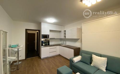 STARÉ MESTO - STROJÁRENSKÁ NOVOSTAVBA 1 IZBOVÝ MODERNÝ KOMPLETNE ZARIADENÝ TEHLOVÝ BYT.