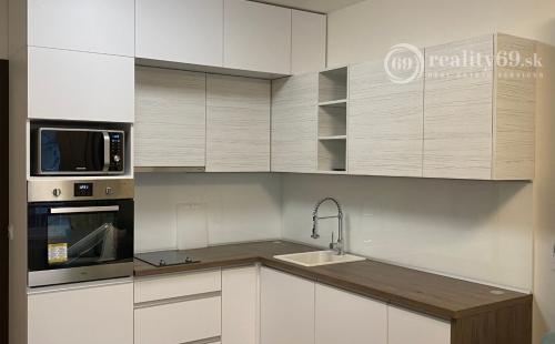 STARÉ MESTO - STROJÁRENSKÁ NOVOSTAVBA 1 IZBOVÝ MODERNÝ KOMPLETNE ZARIADENÝ TEHLOVÝ BYT.