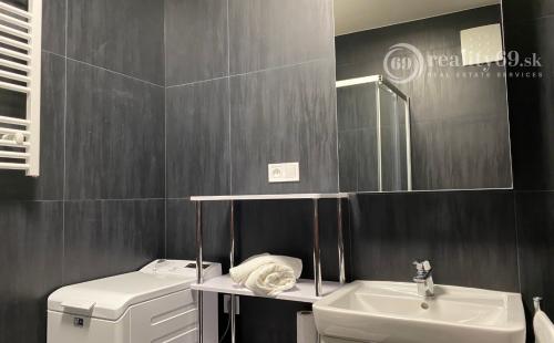 STARÉ MESTO - STROJÁRENSKÁ NOVOSTAVBA 1 IZBOVÝ MODERNÝ KOMPLETNE ZARIADENÝ TEHLOVÝ BYT.