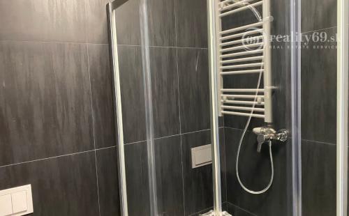 STARÉ MESTO - STROJÁRENSKÁ NOVOSTAVBA 1 IZBOVÝ MODERNÝ KOMPLETNE ZARIADENÝ TEHLOVÝ BYT.