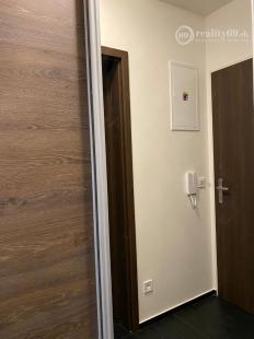 STARÉ MESTO - STROJÁRENSKÁ NOVOSTAVBA 1 IZBOVÝ MODERNÝ KOMPLETNE ZARIADENÝ TEHLOVÝ BYT.