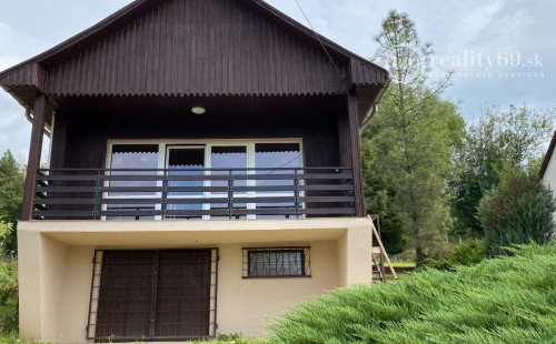 MAĎARSKO - JAZERO RAKACA - 2 IZBOVÁ CHATA S TOP VÝHĽADOM NA JAZERO S TERASOU.