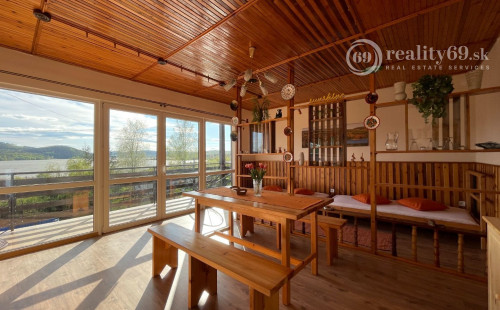 MAĎARSKO - JAZERO RAKACA - 2 IZBOVÁ CHATA S TOP VÝHĽADOM NA JAZERO S TERASOU.