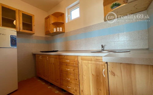 MAĎARSKO - JAZERO RAKACA - 2 IZBOVÁ CHATA S TOP VÝHĽADOM NA JAZERO S TERASOU.