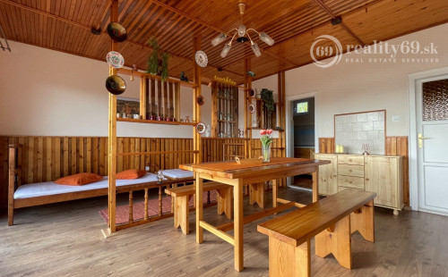 MAĎARSKO - JAZERO RAKACA - 2 IZBOVÁ CHATA S TOP VÝHĽADOM NA JAZERO S TERASOU.