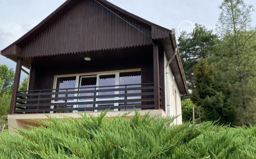 MAĎARSKO - JAZERO RAKACA - 2 IZBOVÁ CHATA S TOP VÝHĽADOM NA JAZERO S TERASOU.