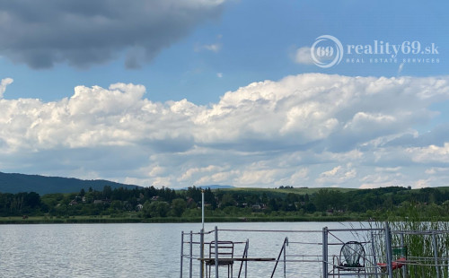 MAĎARSKO - JAZERO RAKACA - 2 IZBOVÁ CHATA S TOP VÝHĽADOM NA JAZERO S TERASOU.