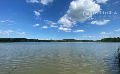 MAĎARSKO - JAZERO RAKACA - 2 IZBOVÁ CHATA S TOP VÝHĽADOM NA JAZERO S TERASOU.