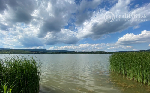MAĎARSKO - JAZERO RAKACA - 2 IZBOVÁ CHATA S TOP VÝHĽADOM NA JAZERO S TERASOU.