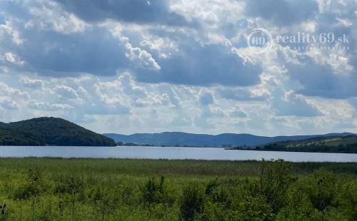 MAĎARSKO - JAZERO RAKACA - 2 IZBOVÁ CHATA S TOP VÝHĽADOM NA JAZERO S TERASOU.