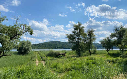 MAĎARSKO - JAZERO RAKACA - 2 IZBOVÁ CHATA S TOP VÝHĽADOM NA JAZERO S TERASOU.