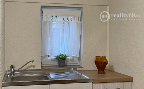 MAĎARSKO - JAZERO RAKACA - ZARIADENÁ 2 IZBOVÁ CHATA PRI JAZERE S TERASOU.