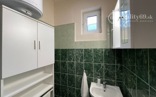 MAĎARSKO - JAZERO RAKACA - ZARIADENÁ 2 IZBOVÁ CHATA PRI JAZERE S TERASOU.