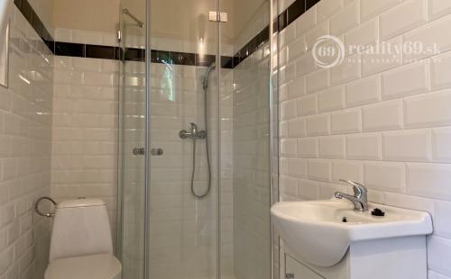 MAĎARSKO - JAZERO RAKACA - PEKNÁ 2 IZBOVÁ CHATA PRI JAZERE S TERASOU.