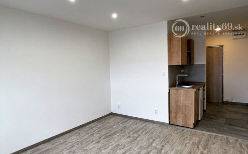 JAZERO - AMURSKÁ - 1 IZBOVÝ BYT S LODŽIOU, PO KOMPLETNEJ REKONŠTRUKCII.