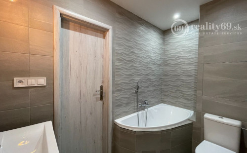 JAZERO - AMURSKÁ - 1 IZBOVÝ BYT S LODŽIOU, PO KOMPLETNEJ REKONŠTRUKCII.