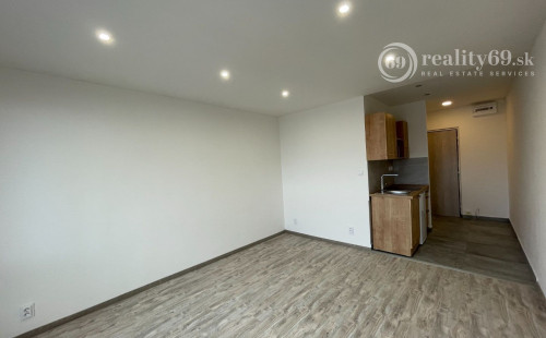 JAZERO - AMURSKÁ - 1 IZBOVÝ BYT S LODŽIOU, PO KOMPLETNEJ REKONŠTRUKCII.