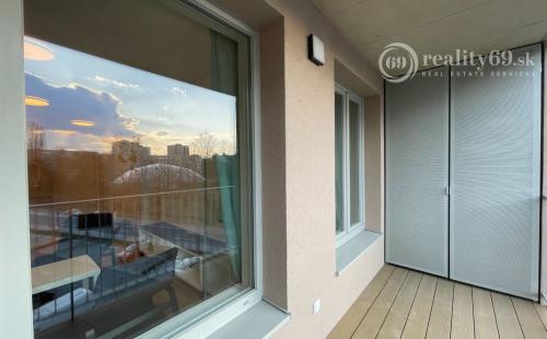TERASA - ZARIADENÝ 2 IZBOVÝ BYT NOVÁ TERASA , LODŽIA, PARKING - NOVOSTAVBA.
