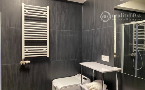 STARÉ MESTO - STROJÁRENSKÁ NOVOSTAVBA 1 IZBOVÝ MODERNÝ KOMPLETNE ZARIADENÝ TEHLOVÝ BYT.