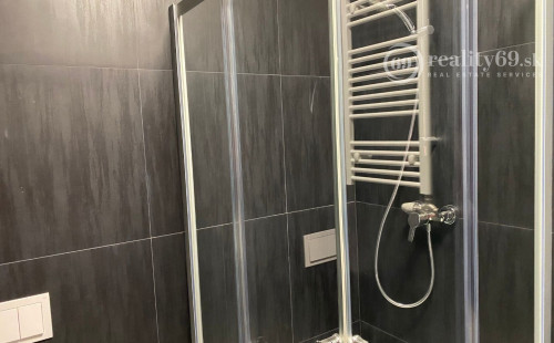 STARÉ MESTO - STROJÁRENSKÁ NOVOSTAVBA 1 IZBOVÝ MODERNÝ KOMPLETNE ZARIADENÝ TEHLOVÝ BYT.